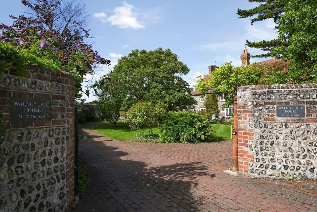 The Garden Flat At Walnut Tree House Rustington Exterior foto